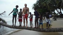 El ferrolano Jos� Ignacio Ruano en la playa de Biavide, de Guinea Ecuatorial, junto a su �familia� africana
