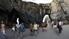 La playa de As Catedrais se puede visitar en septiembre sin tanta afluencia de gente como se da en agosto, cuando se agotan las entradas a diario