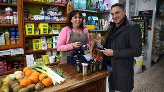 Inmaculada Pi�eiro, propietaria de un comercio en el que vende conservas Azul de Portos�n, con el patr�n mayor, Isaac Gaci�o