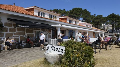 Con 51 a&ntilde;os de historia, es toda una instituci&oacute;n en San Vicente do Mar. Y lo es tanto por su cocina marinera, con las pescados a la brasa y los arroces como protagonistas, como por su espectacular ubicaci&oacute;n, con una terraza con 15 mesas situadas literalmente a los pies de la playa Farruco y asomada al Atl&aacute;ntico.