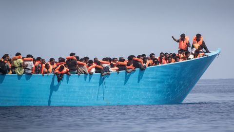 Una patera con 130 migrantes procedente de Libia, rescatada por Open Arms.