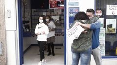 Roman R�os | Efe.Mucha emoci�n ante la administraci�n de loter�a n�mero 2 de Barbate, que ha repartido 45 millones de euros