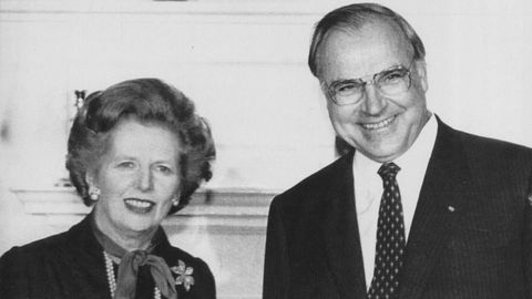 Helmut Kohl jutno a Margaret Thatcher en el 1983.