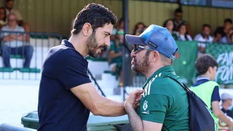 Javi V&aacute;zquez junto a un aficionado en el encuentro frente al Arenas
