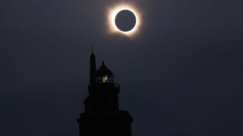 Vista desde la torre de H�rcules del momento en el que la luna tap� por completo el sol