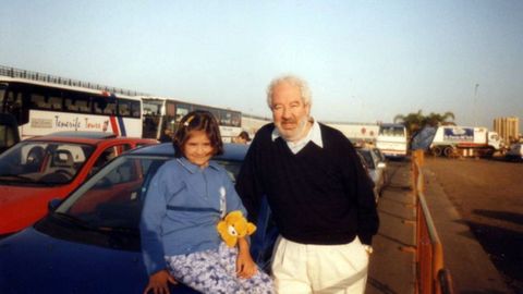 Javier Vidal con su hija Cecilia, la �ltima de sus cinco hijos, en Canarias.