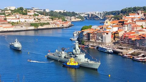 Dos barcos de guerra navegando por el r&iacute;o Douro, en Oporto.