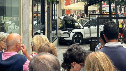 Imagen de un veh�culo que arroll� una terraza hostelera, en Gij�n