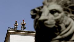Un despliegue de los GEO protegen el recorrido hasta el Palacio Real