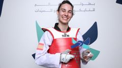 Imagen de archivo de Ama P�rez con el trofeo de segunda clasificada del Campeonato Mundial Femenino Open