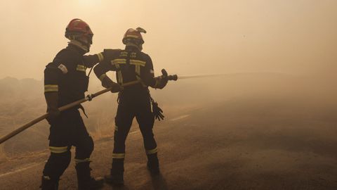Dos bomberos, este viernes trabajando en la extincin de un incendio cerca de Ciprez, Salamanca.