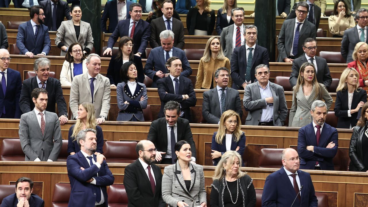Bronca en el Congreso tras rechazar el PSOE la petición del PP de ...