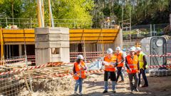 El alcalde de Pontevedra y los concejales Mar�a Jos� Abilleira y Raimundo Gonz�lez visitaron este viernes las obras del centro social de Acevedo, en Ponte Sampaio