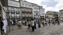 Por el coronavirus, Viveiro reubic� dos mesas electorales en la casa consistorial, donde en algunos momentos se formaron colas