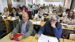 En la imagen, alumnos de la S�nior en una clase celebrada ayer en el Edificio de Apoio ao Estudo