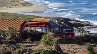 En el solar a�n se realizan trabajos de retirada de escombros