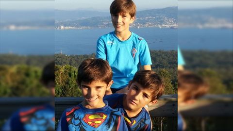 Javi Rodr�guez, con sus hermanos peque�os, los gemelos Pablo y David.