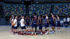 Carles Marco hablando con los jugadores del Leyma Coru�a en el primer entrenamiento de la temporada