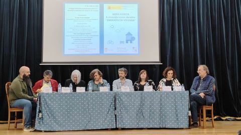 Ponentes en la mesa redonda que organizó la organización Provivienda en la casa de cultura