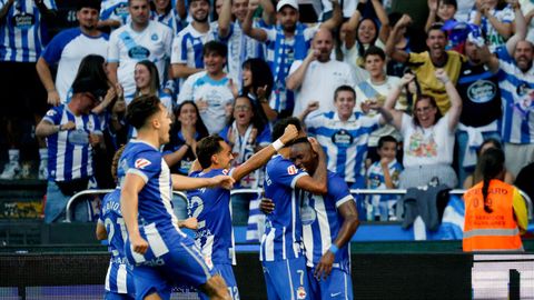 Los jugadores del Deportivo celebrando el tercer gol ante el Valencia