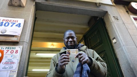 Modi Drame, establecido en Olot desde hace treinta a�os y actualmente en paro, compr� un d�cimo del segundo premio