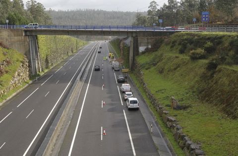 El desplome de parte de un talud mantiene cortado un carril de la autova AG-56 en Ames.