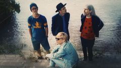 Paul Winterhart, Alonza Bevan, Crispian Mills (sentado) y Jay Darlington, m�sicos de Kula Shaker.