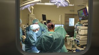 Uno de los objetivos del Sergas es reducir el tiempo de acceso a la asistencia, en la foto una cirug�a en el hospital provincial de Santiago