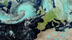 Imagen satelital de ayer por la tarde que muestra la borrasca explosiva que hay en el Atl�ntico norte camino de Islandia
