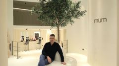 Manuel Band�n, en Mum, cuyo nombre rinde un homenaje a las madres, �empezando por mi madre y mentora, de vida y profesi�n, que tambi�n era peluquera (Luc�a Castro), y a todas las madres en general, incluida la madre tierra. De ah� tambi�n el olivo, que es una planta con unos principios activos y esenciales muy importantes en la cosm�tica, y s�mbolo de nuestro enfoque hacia los productos org�nicos y vegetales�.