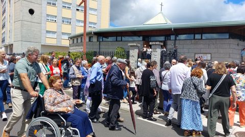 Participantes en la procesin regresando a la iglesia al finalizar el recorrido