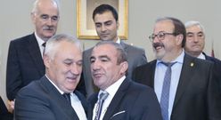 Mart�nez saluda a Dar�o Campos tras ser investido presidente. 