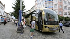 Viajeros de Renfe se suben a un autob�s frente a la estaci�n de Monforte para seguir viaje por carretera, en una foto de archivo
