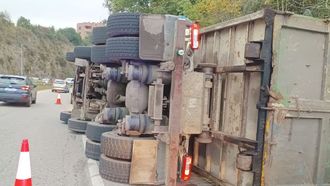 Cami�n de Emulsa Gij�n volcado en la rampa de acceso de la AS-II que da a la autopista 'Y' (Gij�n)