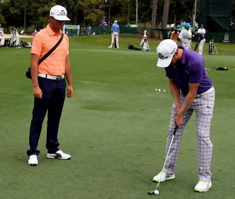 Parada, de naranja, supervisa el trabajo de Jonas Blixt.