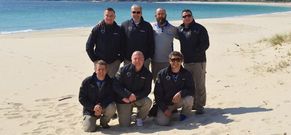 Pawel Suszynski, Antonio Calvo, Kiko Vilar, �scar Beceiro, Augusto Pires, Mili Ceniza y Nacho Granda, en Fisterra.