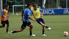 Roberto Olabe presiona a Isi G�mez en presencia de Yeremay