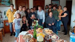 Rosa Couso Gonz�lez, rodeada de los suyos, el alcalde, y dos concejalas, con motivo de su 106 aniversario