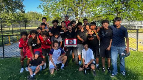 El vigués Rubén Núñez, en el centro, junto al grupo de estudiantes a los que entrena