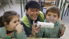 Monitoras y alumnos del CEIP Curros Enr�quez, junto al dispositivo anti-atragantamientos Rescair.