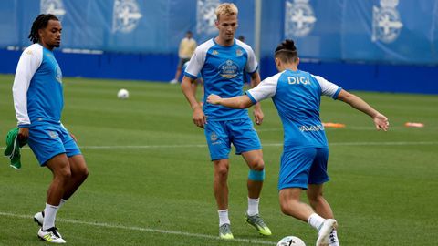 Lucas Noubi, Arnau Comas y Luismi Cruz, durante un entrenamiento con el Deportivo.