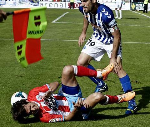 Pablo S�nchez, derribado por un defensa del Alav�s el pasado fin de semana.