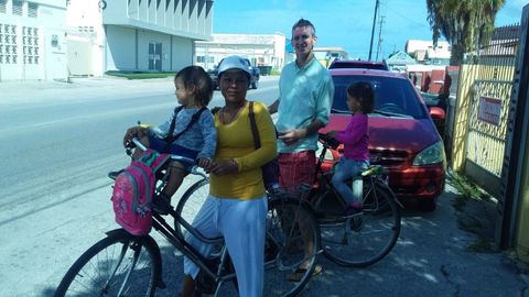 Stephan Lauxen, su mujer y sus hijas en Aruba