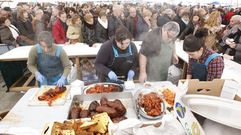 Cortando los trozos de androlla para la degustaci�n