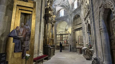 Catedral de Ourense. Deambulatorio con un retablo sobre el santo Faustino Mguez.