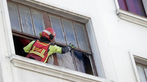 Operativo para desalojar el edificio del 137 de la ronda de Outeiro