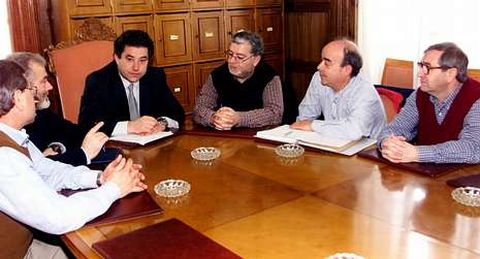 Lores, en una reuni�n con el comit� de Tafisa, antes de cerrar el acuerdo con la compa��a.