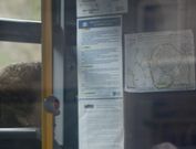 El plano colocado en la mampara de uno de los buses y al lado, una reproducci�n del mismo. 