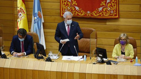 Miguel Santalices, en el centro, entre los dos vicepresidentes, Diego Calvo (PP) y Montse Prado (BNG)