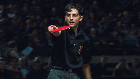 Timoth&eacute;e Chalamet encarna al buscavidas y jugador de ping pong Marty Reisman en el filme de Josh Safdie. 